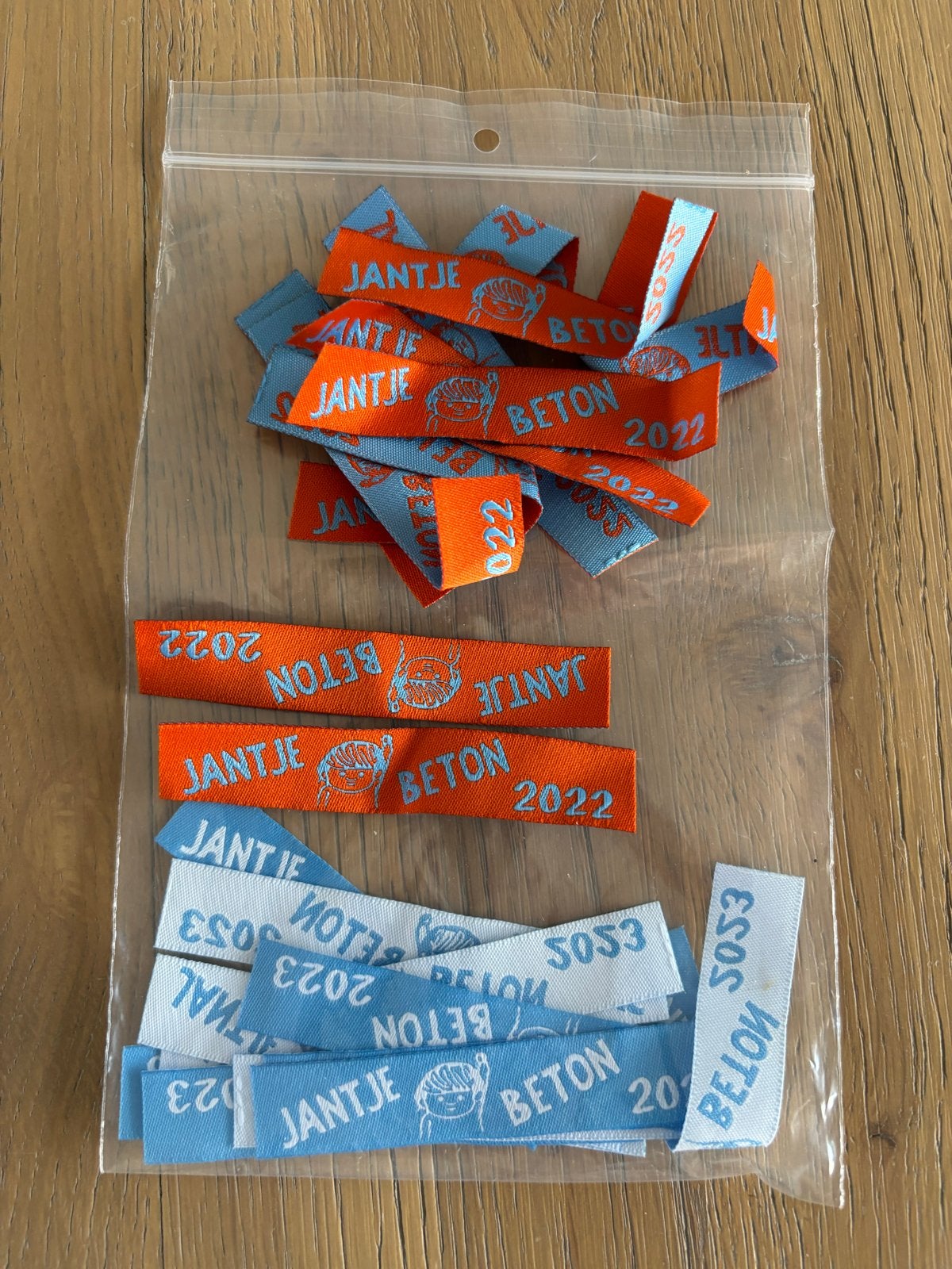 Jantje Beton 2022/2023/2024 naamlinten, Verzamelen, Ophalen of Verzenden, Nieuw, Embleem, Speld of Insigne