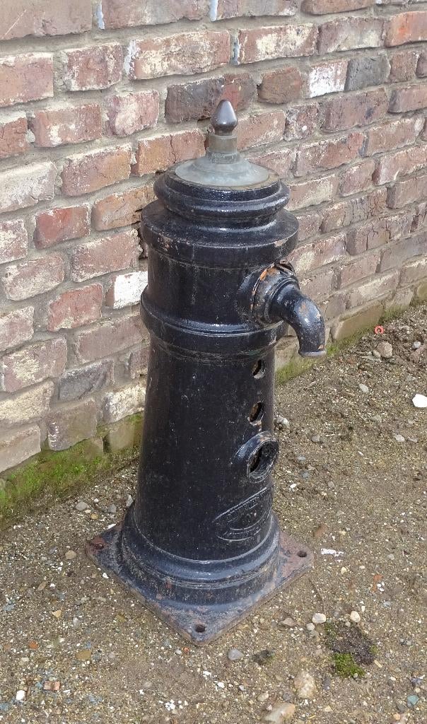 oude gietijzeren stadskraan waterkraan fontein, Ophalen