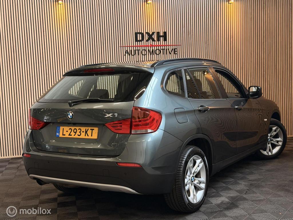 BMW X1 sDrive18i Executive CARPLAY NAVI CAMERA YOUNGTIMER!, X1, Euro 5, Zwart, 4 cilinders