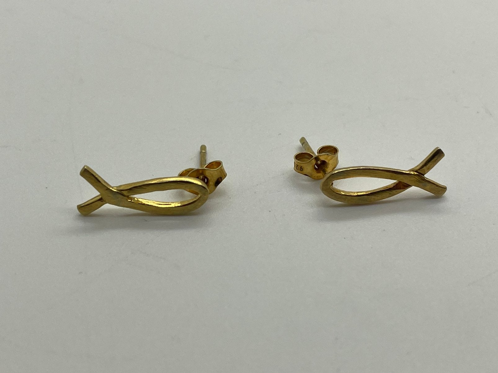 E360 Prachtige zilveren oorbellen goudkleurige ichtus, Ophalen of Verzenden, X, Knopjes of Stekers, Goud