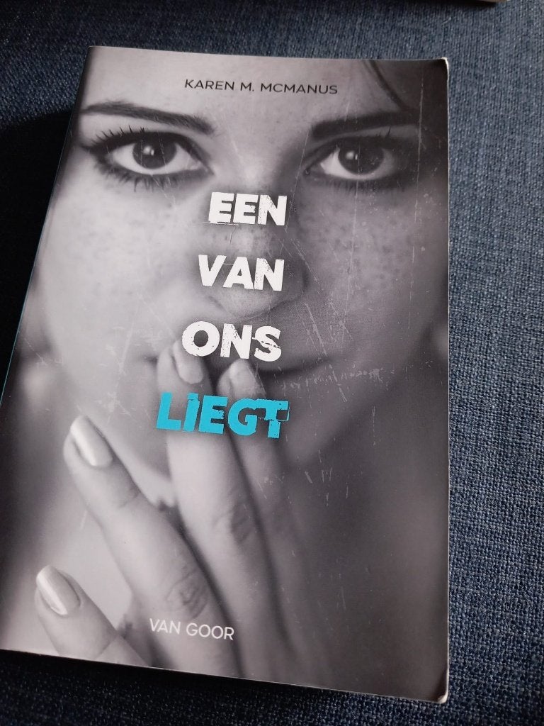 Een van ons liegt, Boeken, Ophalen of Verzenden, Zo goed als nieuw