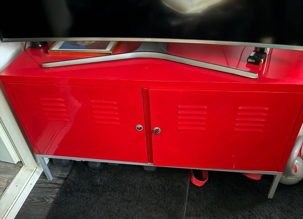 Rode PS kast / TV meubel met slot en sleutel, Ophalen, Gebruikt, 100 tot 150 cm, Kleur rood