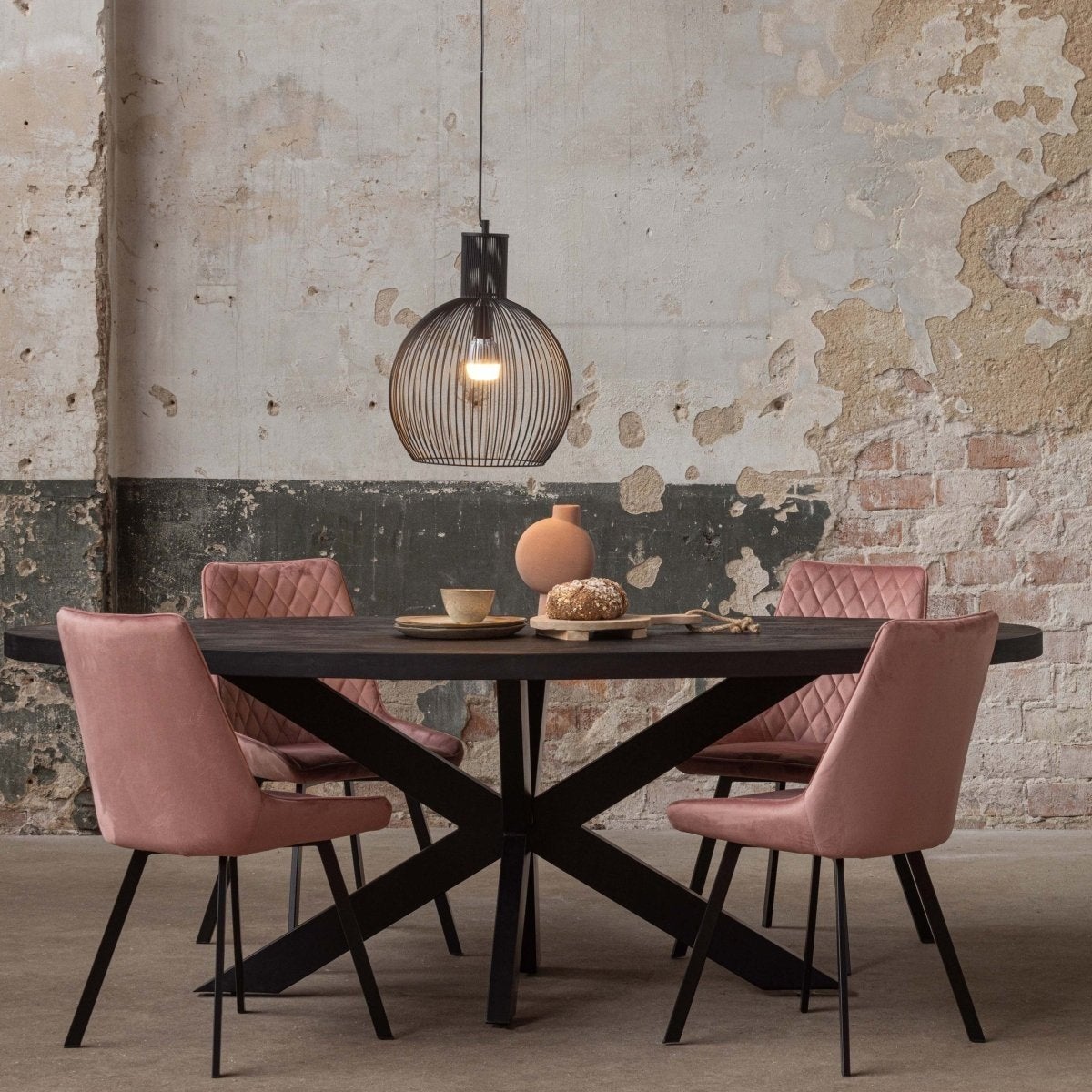 Zwarte mangohouten eetkamertafel en 4 stoelen, Huis en Inrichting, Tafels | Sidetables, Ophalen, Zo goed als nieuw, 150 tot 200 cm
