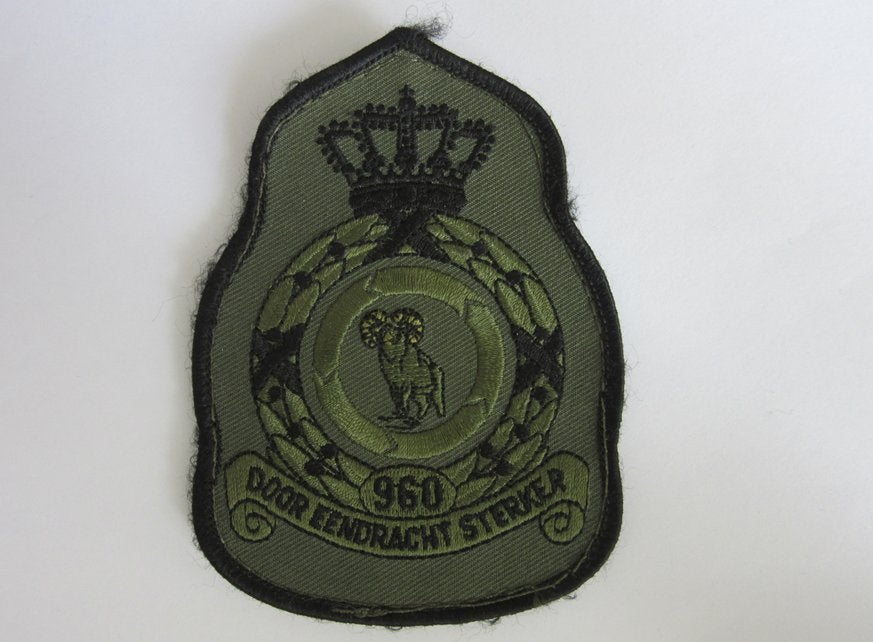 960 Squadron embleem Door eendracht sterker, Verzamelen, Verzenden, Luchtmacht, Nederland, Embleem of Badge