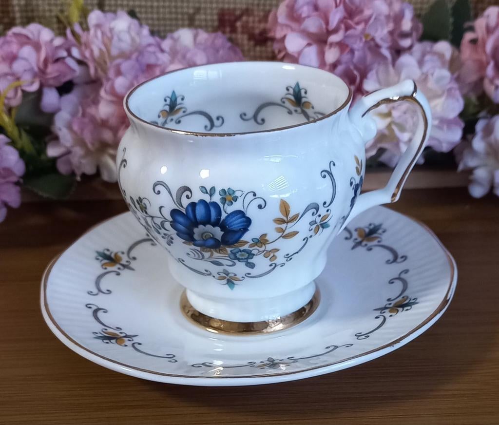 Prachtig Engels kopje met schotel, blauwe bloem, gemerkt, Antiek en Kunst, Antiek | Servies los, Ophalen of Verzenden