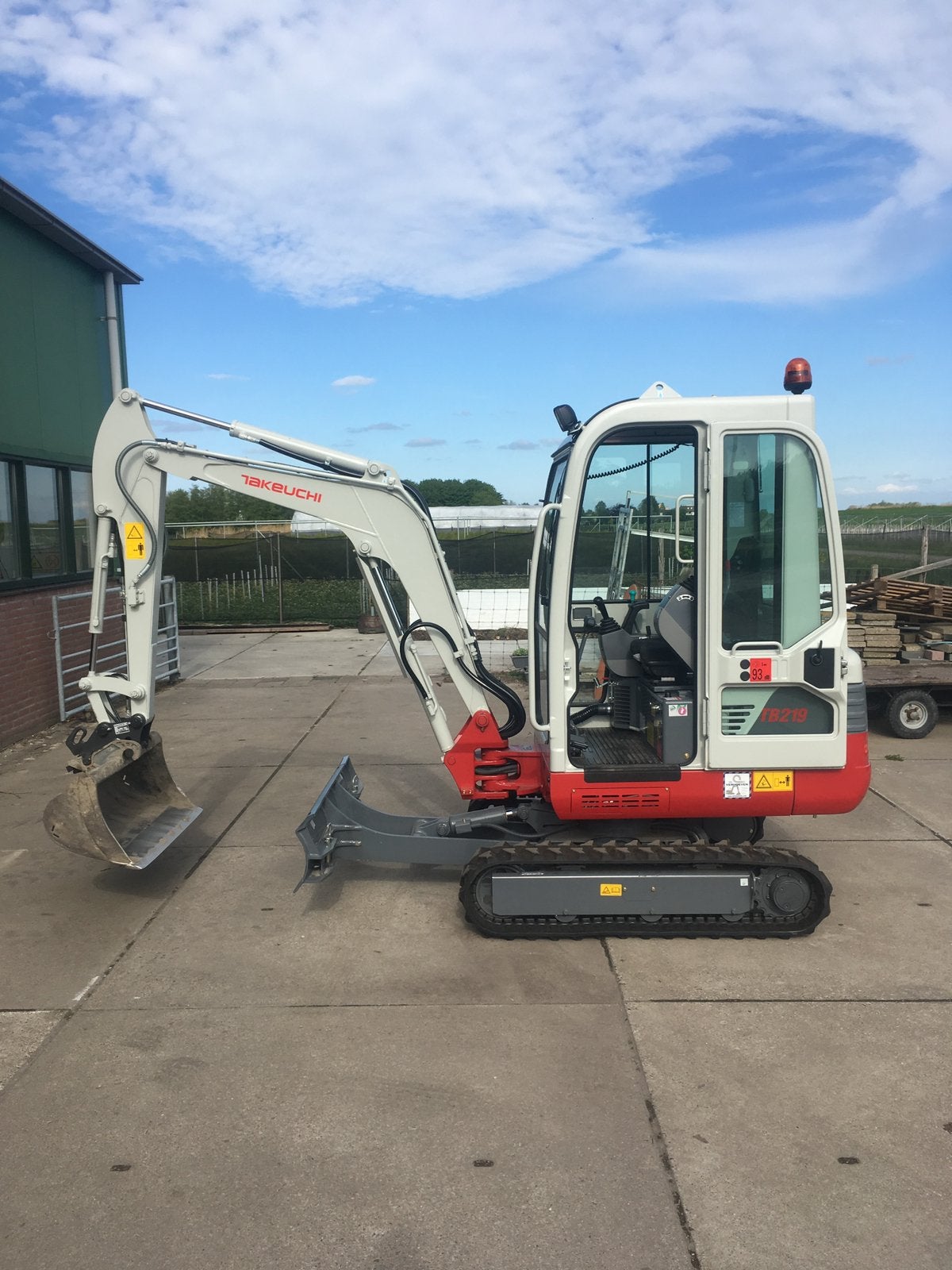 Te huur minigraver plus machinist, Tuin en Terras, Ophalen, Tuinaarde
