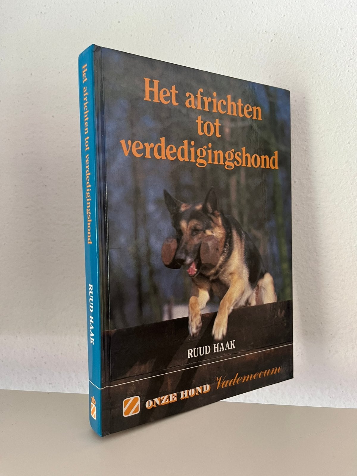 Het africhten tot verdedigingshond - Ruud Haak - honden, Ophalen of Verzenden, Zo goed als nieuw, Honden