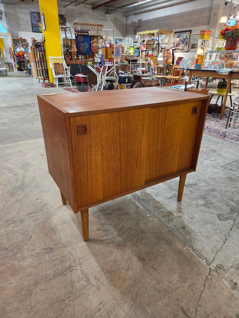 Deens vintage Mid-Century dressoir schuifdeur kastje teak, Ophalen, Gebruikt, 50 tot 100 cm, X