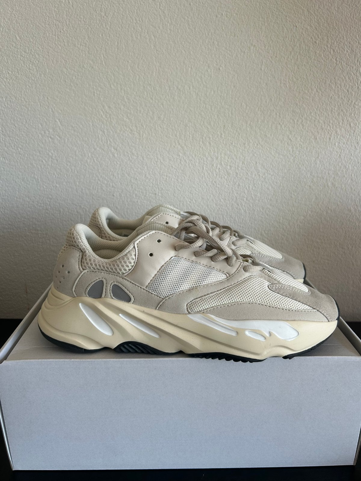 Adidas Yeezy White schoenen maat 42, Ophalen of Verzenden, Zo goed als nieuw, Wit