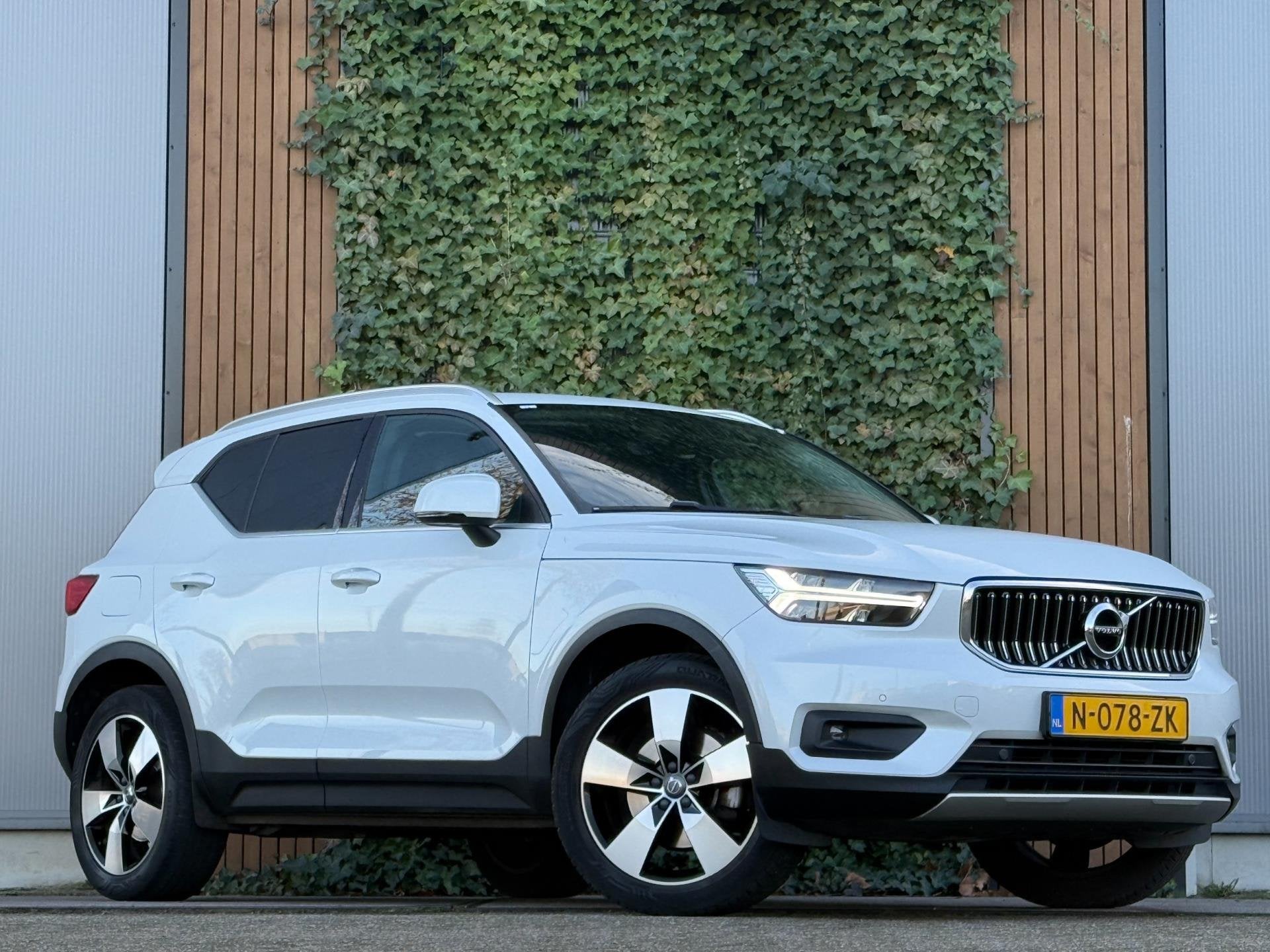 Volvo XC40 2.0 T4 AWD|LEDER|CAMERA|TREKHAAK|HARMAN/KARDON, Wit, Bedrijf, Vierwielaandrijving, 93 €/maand