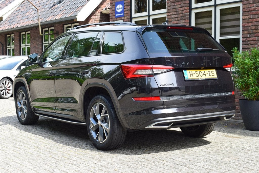 Skoda Kodiaq 1.5 TSI DSG Aut. Sportline Panoramadak | Camera, Auto's, Skoda, 4 cilinders, Zwart, Bedrijf, Kodiaq