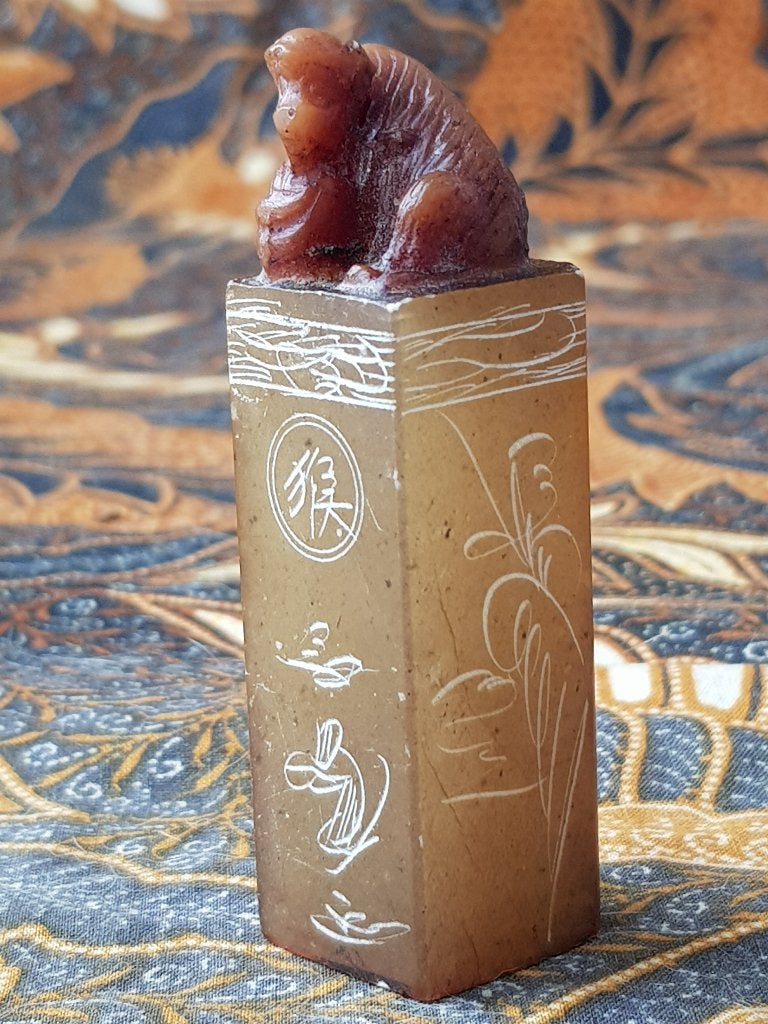 Mooi antiek Chinees jade stempel met een Foo dog 7,2 cm., Antiek en Kunst, China, Ophalen of Verzenden, Handgemaakt, Natuurlijk materiaal