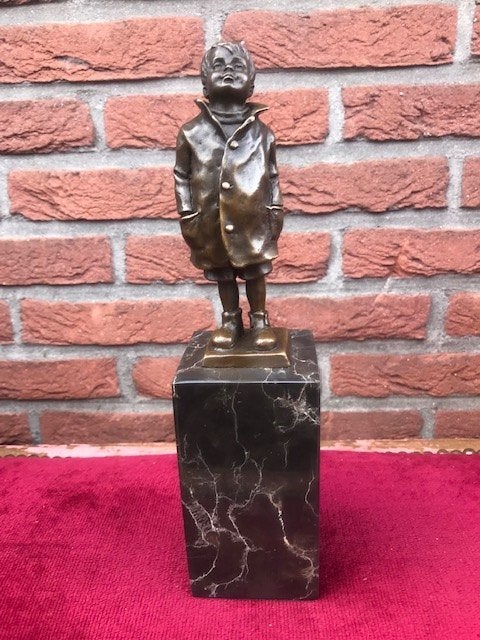 bronzen beeld, kleine jongen in regenjas, Ophalen of Verzenden, Brons, 20 - 50 cm, Beeld