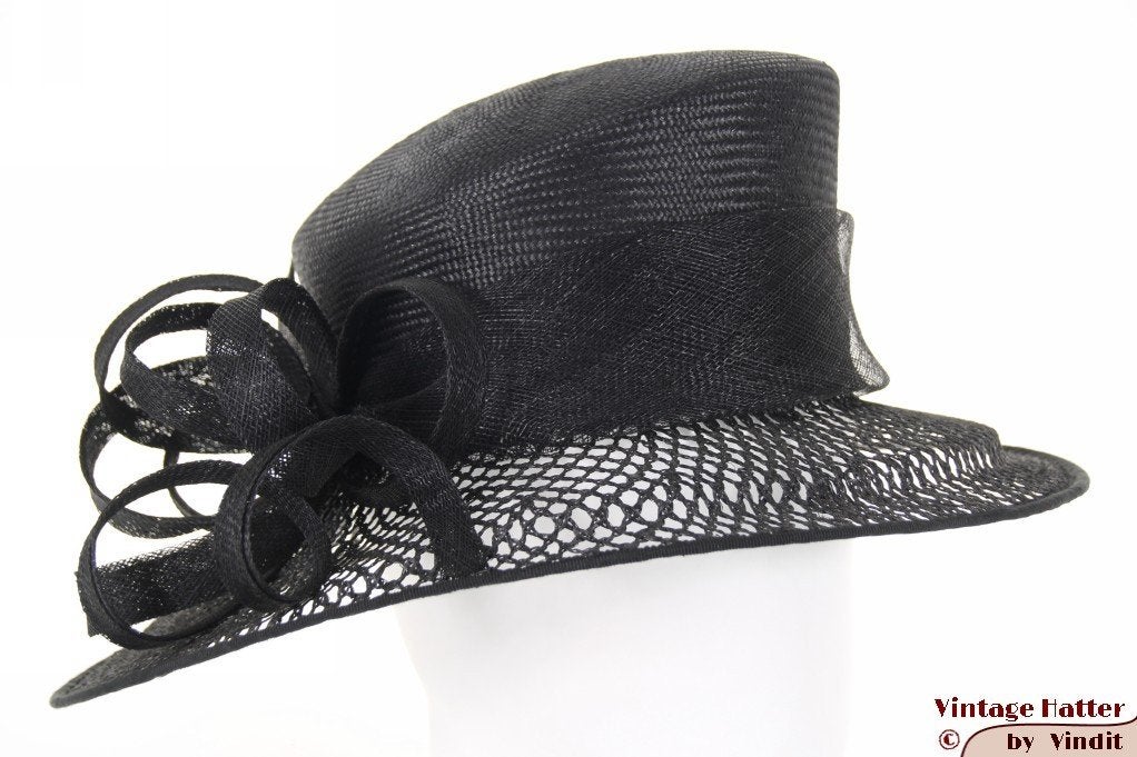 Dameshoed breed art nouveau zwart sisal sinamay 57 nieuw, Ophalen of Verzenden, Nieuw, 56 of 57 cm (M, 7 of 7⅛ inch), Hoed