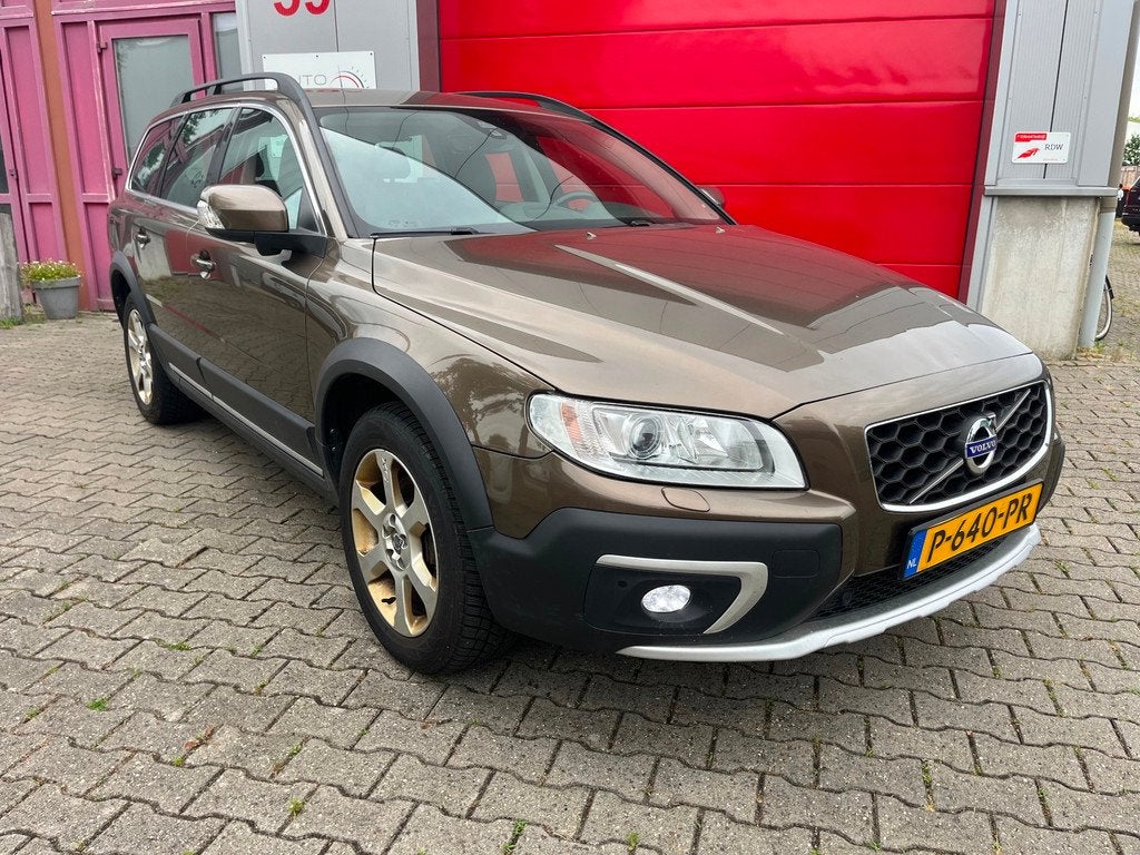 Volvo XC70 2.4 D5 215pk AWD Summum / Trekhaak max. 2.100kg /, Auto's, Volvo, Euro 5, Gebruikt, Zwart, Bruin