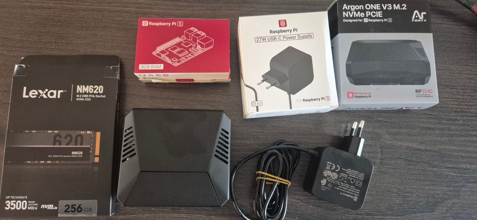 Raspberry Pi 5 8GB Compleet + Argon V3 + 256GB SSD, Ophalen of Verzenden, Zo goed als nieuw, Bescherming voor- en achterkant