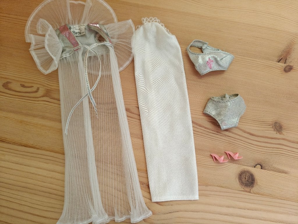 Vintage barbie Astro Fashion 1985 Starlight Slumber 2739, Verzamelen, Ophalen, Zo goed als nieuw, Kleertjes