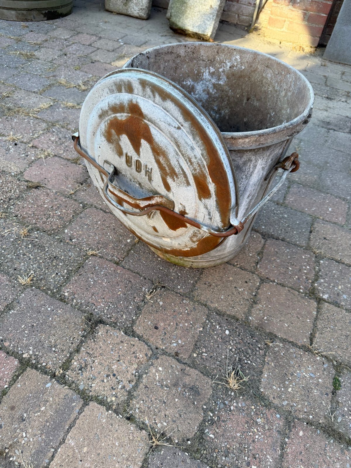 Vintage metalen emmer met deksel - UDH 1107, Antiek en Kunst, Antiek | Emaille, Ophalen