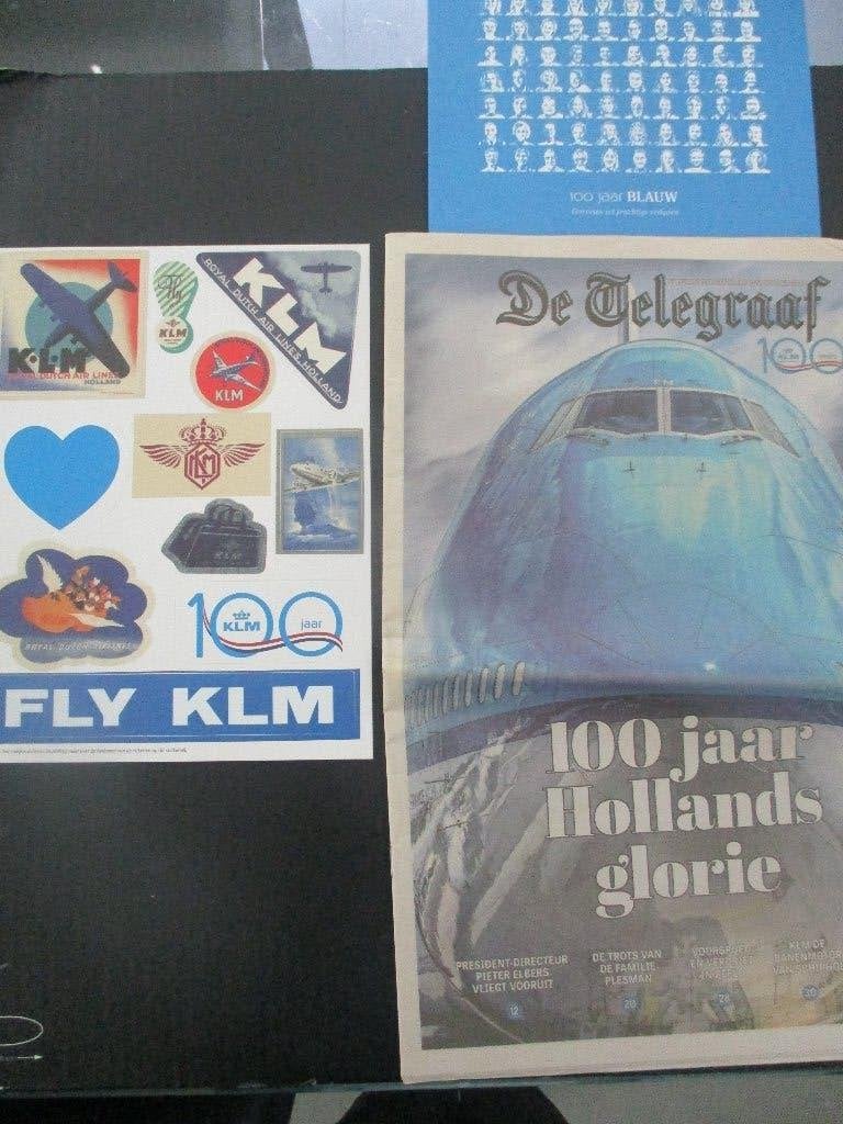 KLM 100 jaar Telegraaf + stickervel+ 100 jaar blauw, Ophalen of Verzenden, Gebruikt, Overige typen