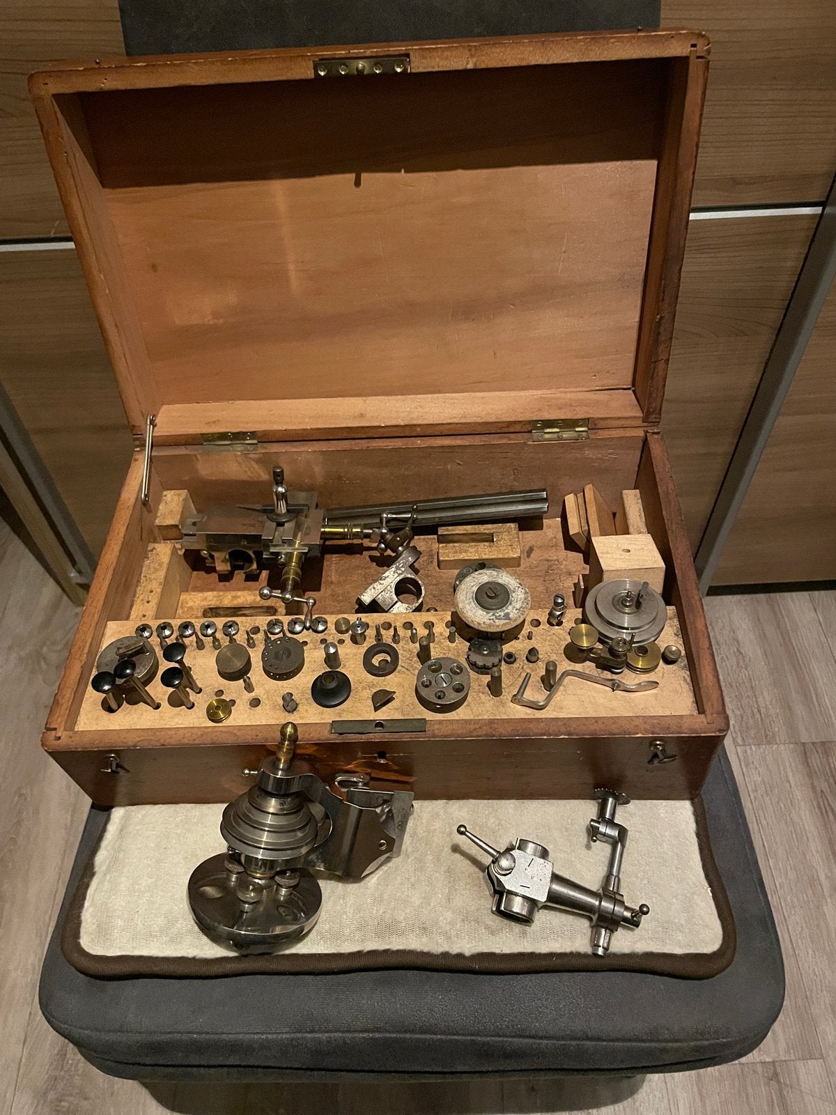 Antieke horlogemakers draaibank met accessoires in kist, Antiek en Kunst, Ophalen of Verzenden