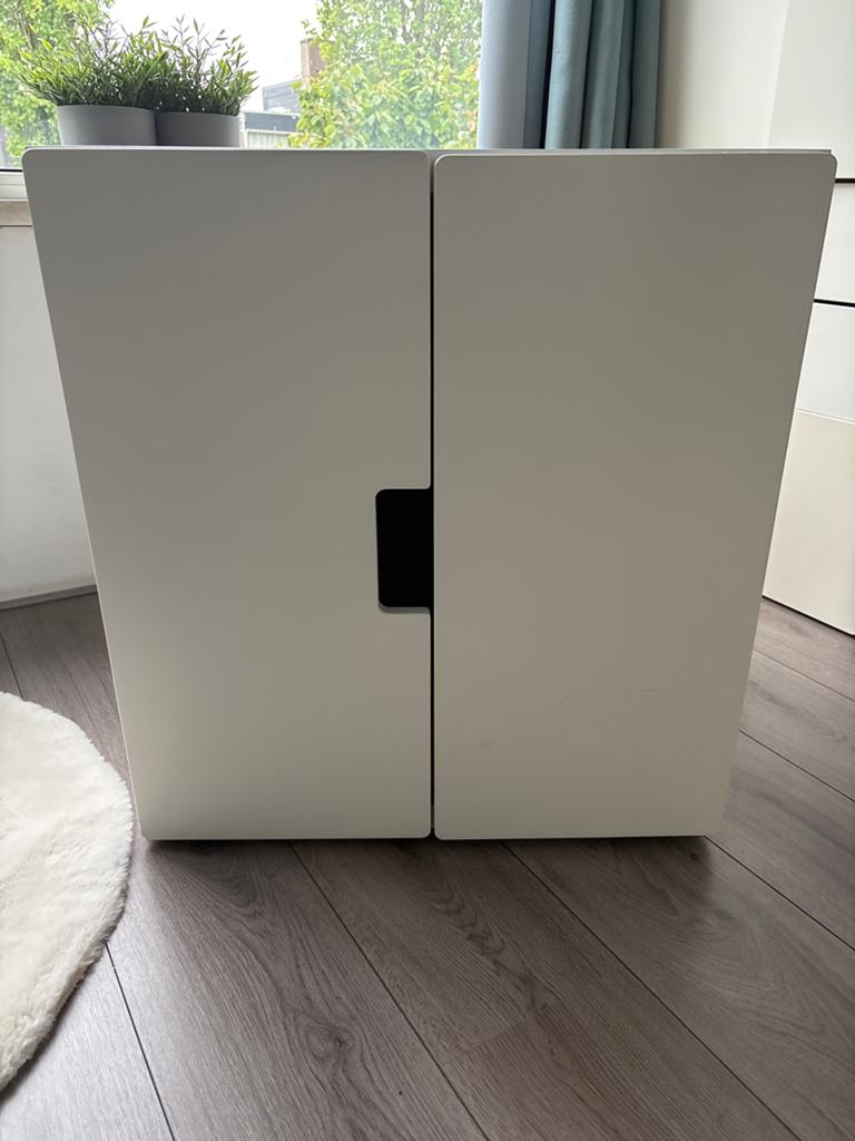 Witte IKEA kast met twee deuren en plank, Huis en Inrichting, Kasten | Overige, Ophalen, Gebruikt