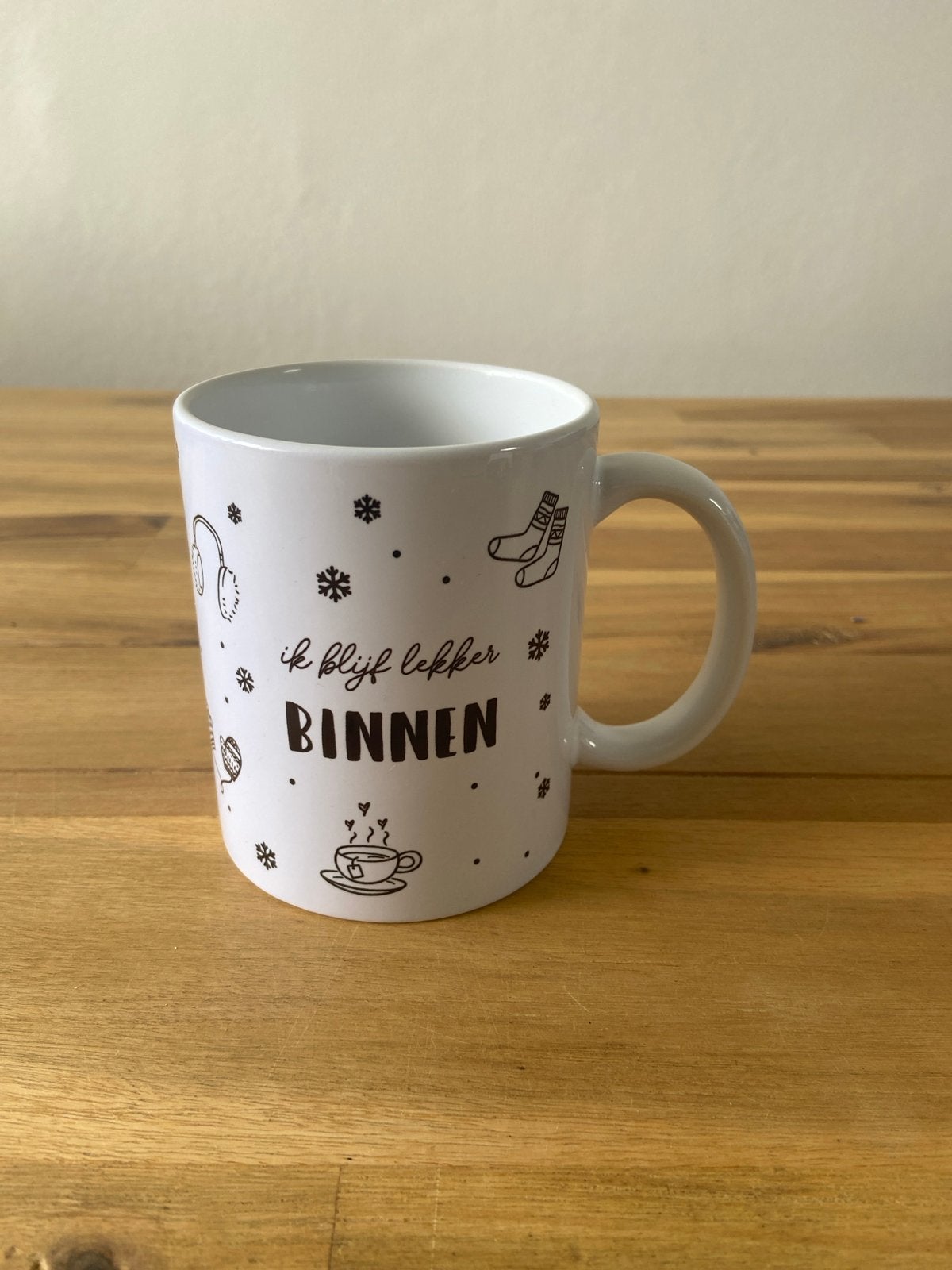 Mok "Ik blijf lekker binnen" - Winterse print, Huis en Inrichting, Overige typen, Nieuw, Ophalen of Verzenden, Steen/keramiek