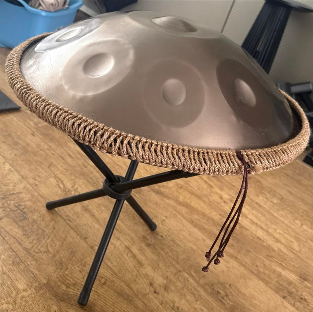 Handpan met standaard - Zo goed als nieuw, Muziek en Instrumenten, Overige Muziek en Instrumenten, Ophalen of Verzenden, Zo goed als nieuw