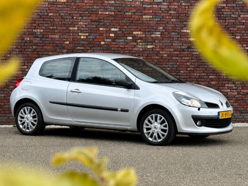 Renault Clio 1.6-16V Initiale Automaat |130.030 km| APK 2027, Auto's, 535 kg, Zwart, 4 cilinders, Leder en Stof