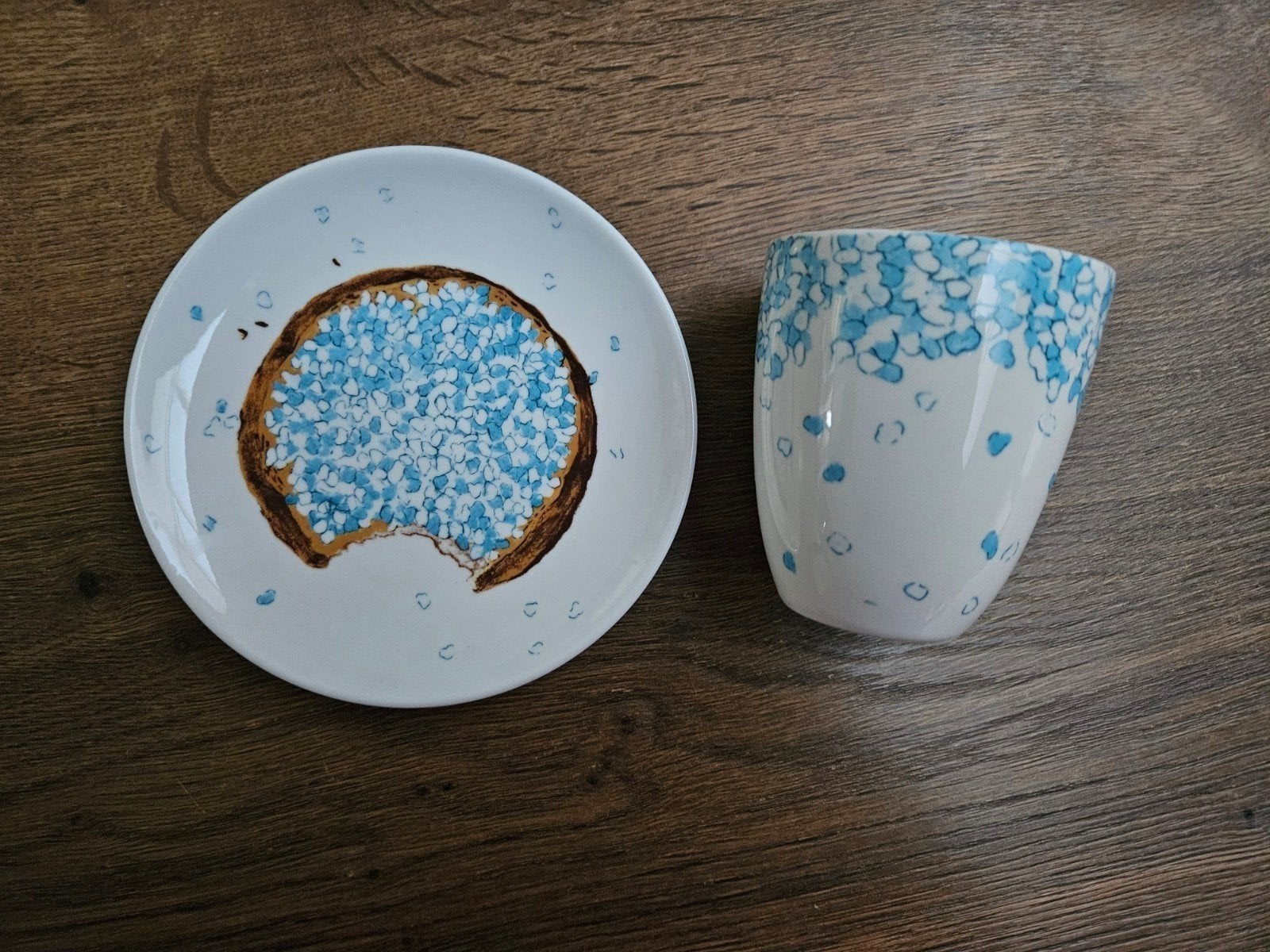 Bordje en mok met blauwe muisjes - Douwe Egberts, Overige merken, Keramiek, Ophalen of Verzenden, Zo goed als nieuw