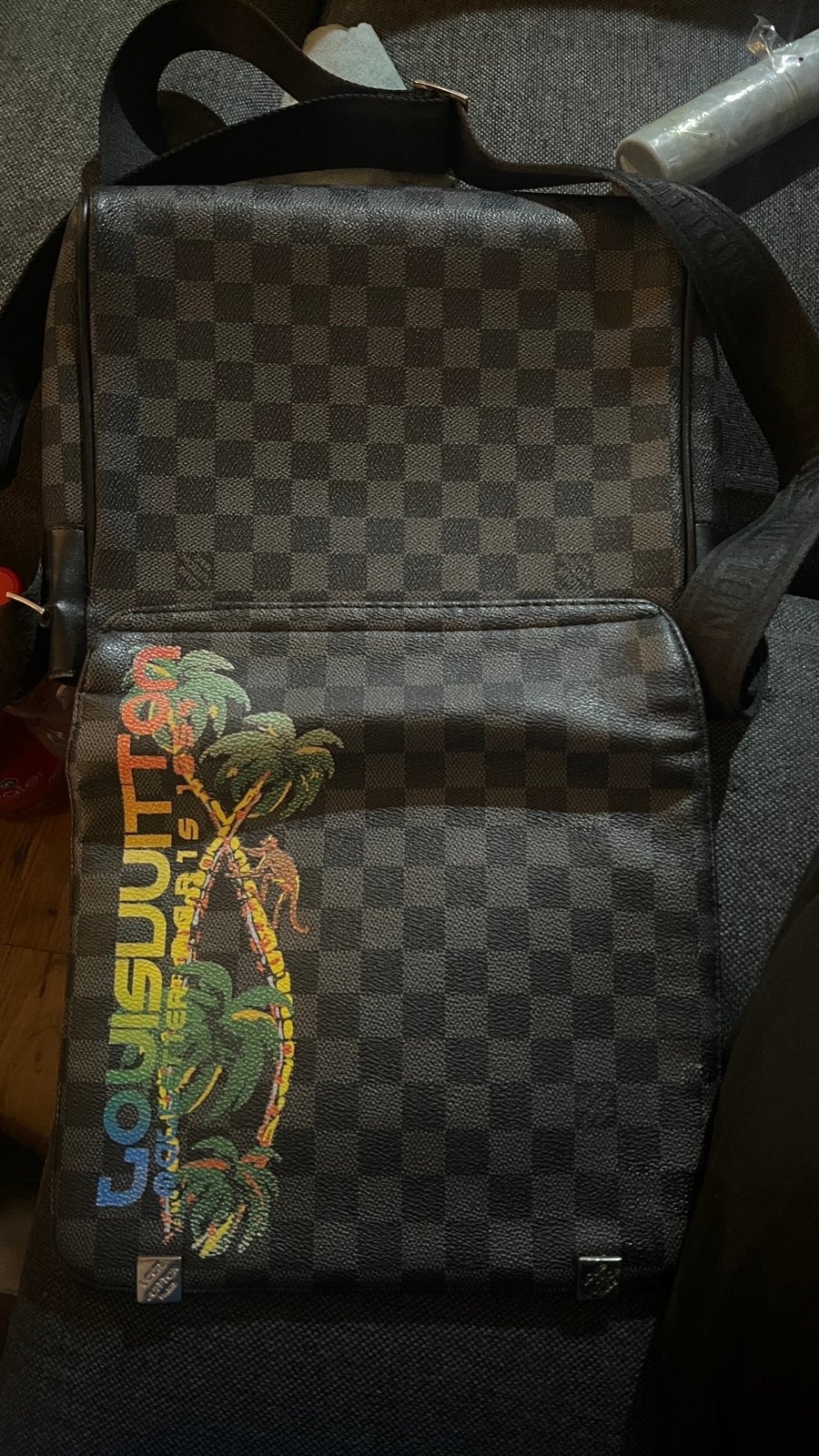 Louis Vuitton District PM, Ophalen, Gedragen
