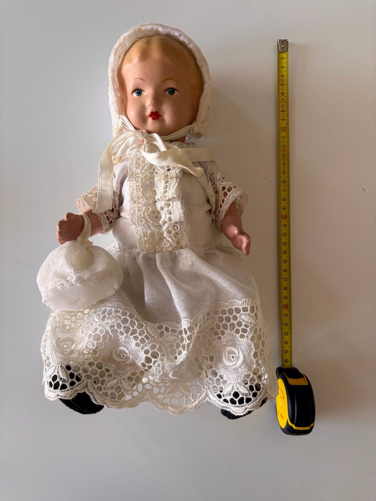 Vintage Wildelbras Babypop met kanten jurk en muts, Ophalen, Gebruikt, Babypop