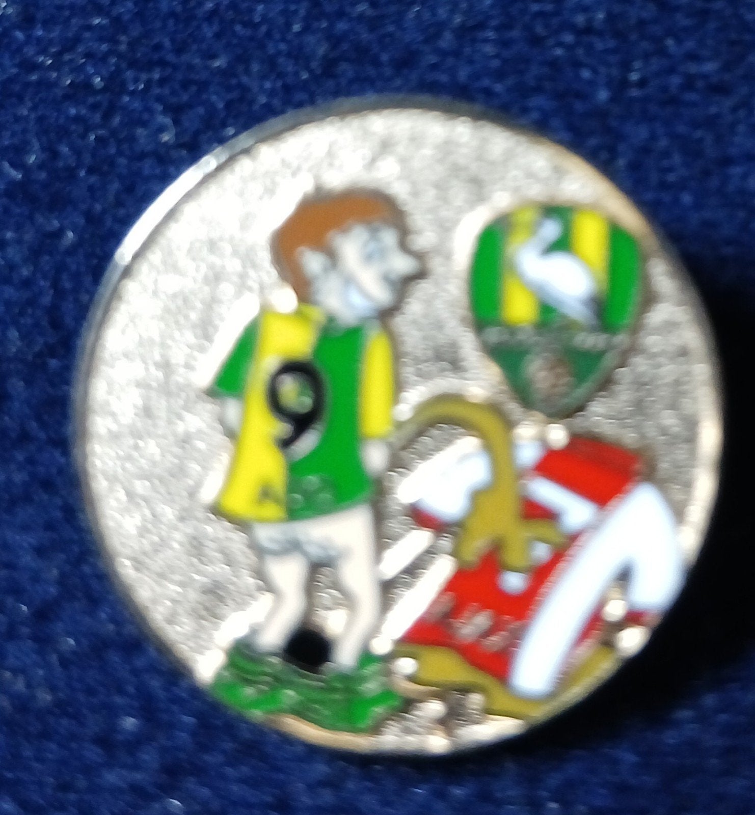 Vintage Voetbal Pin met Figuurtje en Clublogo, Ophalen of Verzenden, Gebruikt, Sport, Speldje of Pin
