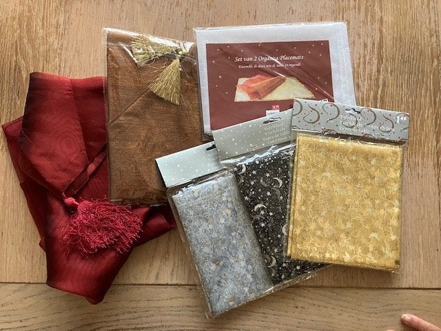organza 2 lopertje d.rood,1 goudbruin,1x placemats,3x tafelk, Ophalen of Verzenden, Nieuw, Rechthoek