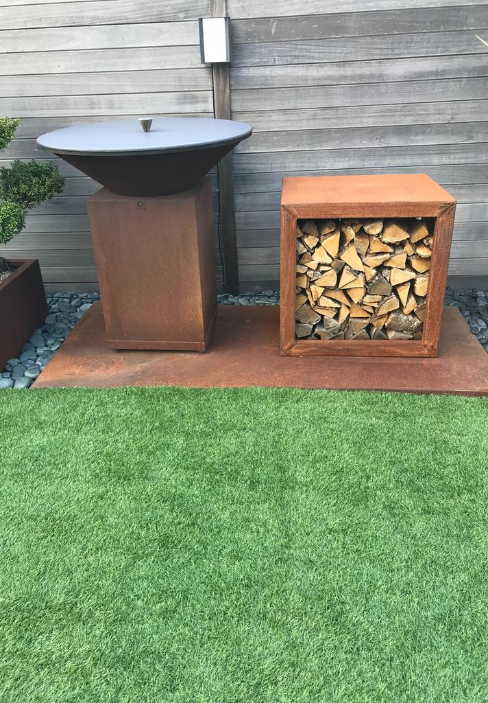 Ofyr 100 Cortenstaal op wielen met aparte houtopslag en acc, Tuin en Terras, Houtskoolbarbecues, Ophalen, Zo goed als nieuw