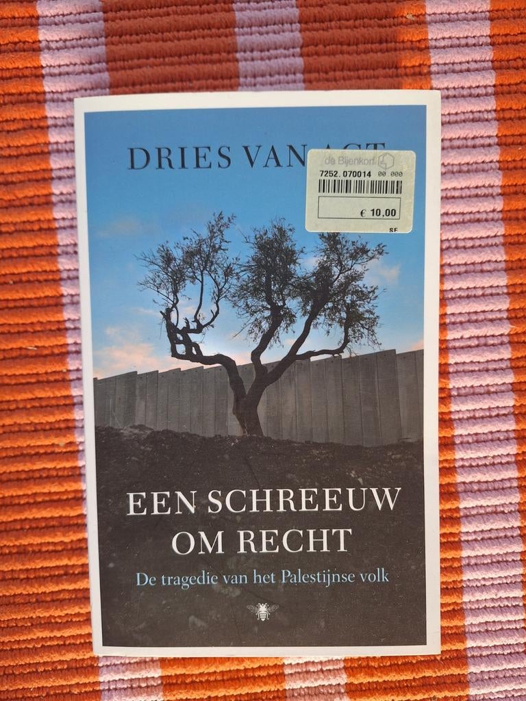 Een Schreeuw om Recht - Dries van Agt (Boek), Boeken, Overige gebieden, Ophalen of Verzenden, Zo goed als nieuw, Politiek en Staatkunde