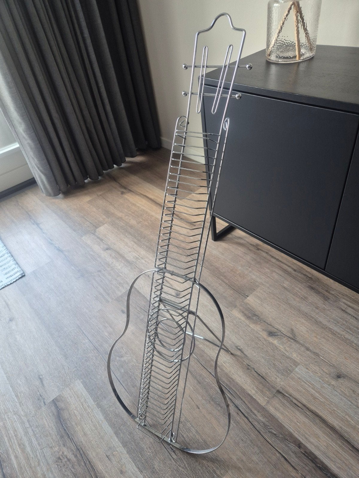 guitaar vormig cd rek voor mancave, Ophalen, Gebruikt, Metaal, 25 tot 75 discs