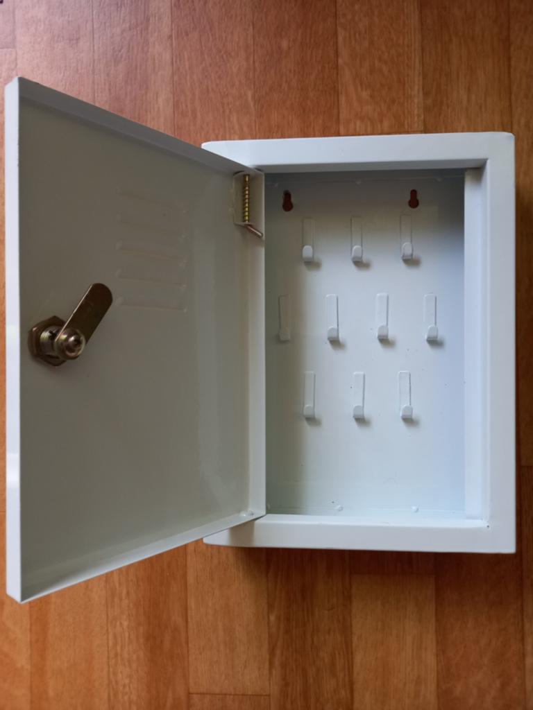 Witte sleutelkastje met kinderslot, Ophalen