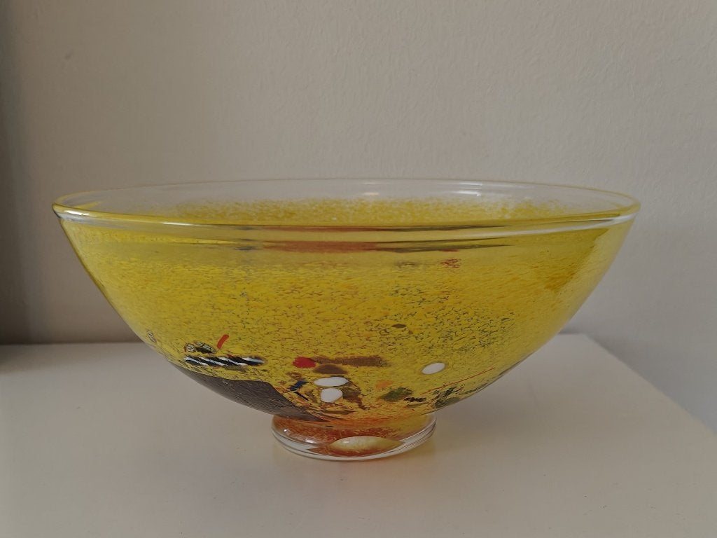 Kosta Boda schaal Bertil Vallien, Antiek en Kunst, Ophalen of Verzenden, 12 cm, Schaal, Geel