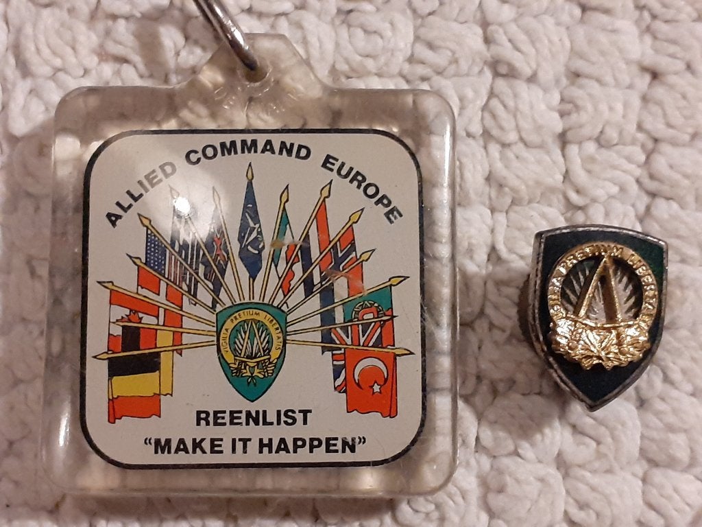 SHAPE speld en hanger, Verzamelen, Ophalen of Verzenden, Landmacht, Amerika, Embleem of Badge