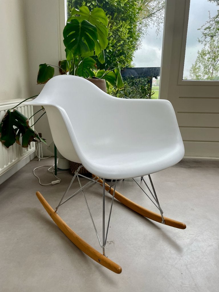 Witte Eames RAR-stijl schommelstoel – design replica, Huis en Inrichting, Stoelen, Ophalen, Gebruikt, Wit, Eén