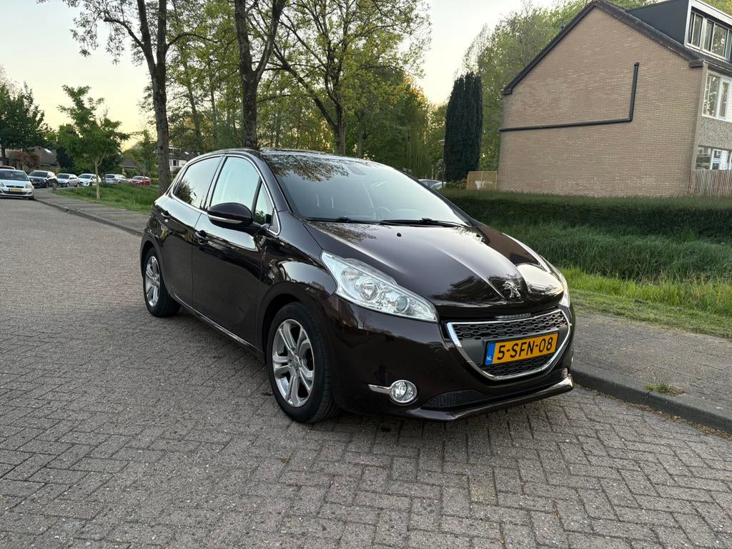 Peugeot 208 1.6 VTI 88KW/120PK 5-D 2013 Bruin, Auto's, Peugeot, Voorwielaandrijving, Stof, Zwart, 4 cilinders