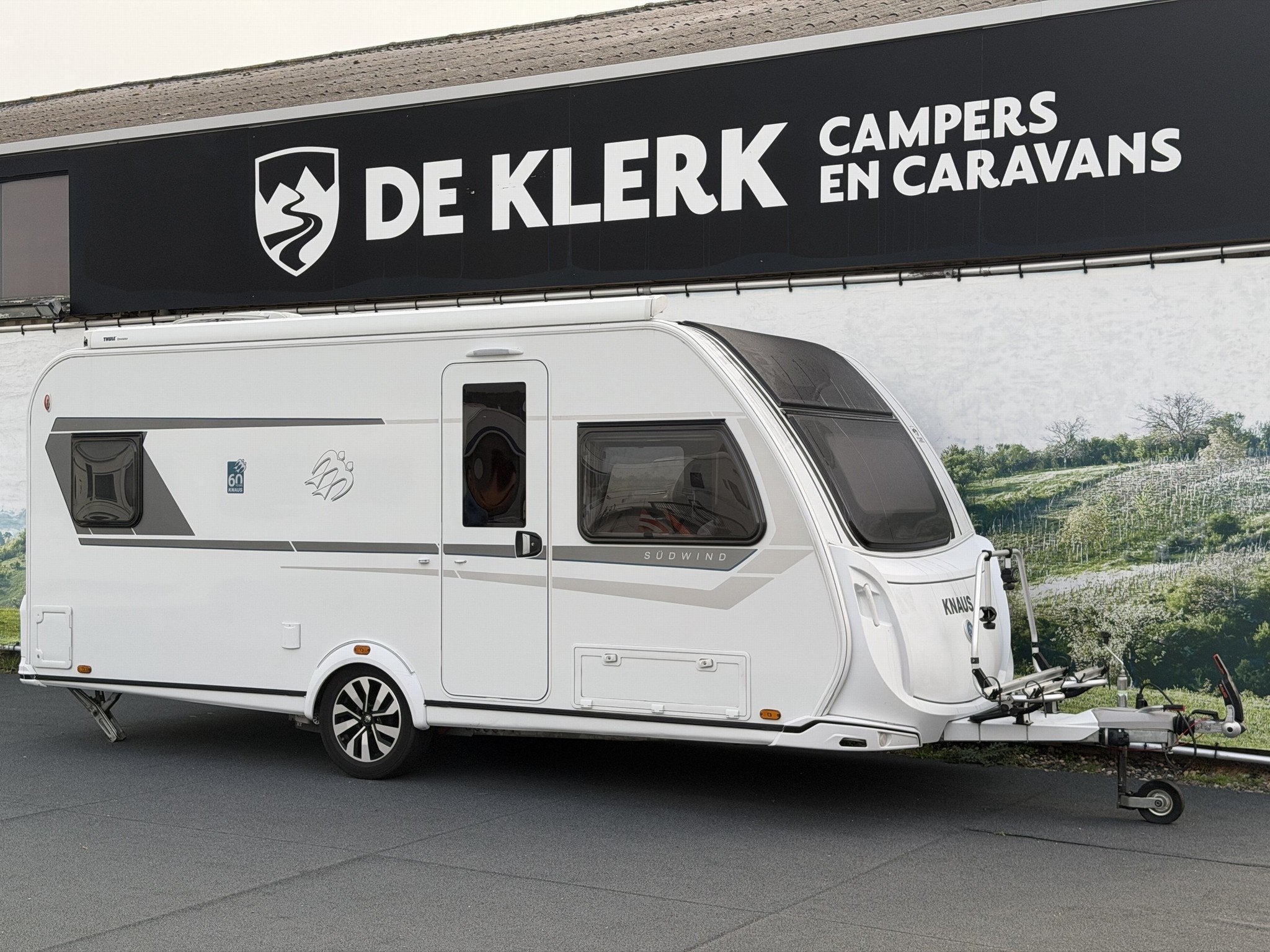 Knaus SUDWIND 500 UF 60 YEARS (bj 2021), Caravans en Kamperen, 7 tot 8 meter, Bedrijf, Info@deklerkcaravans.nl, Hordeur