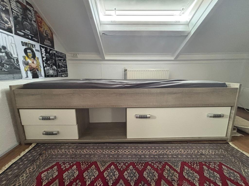 Luxe eenpersoons bed inclusief goeie kwaliteit matras, Ophalen, 90 cm, Eenpersoons, Zo goed als nieuw
