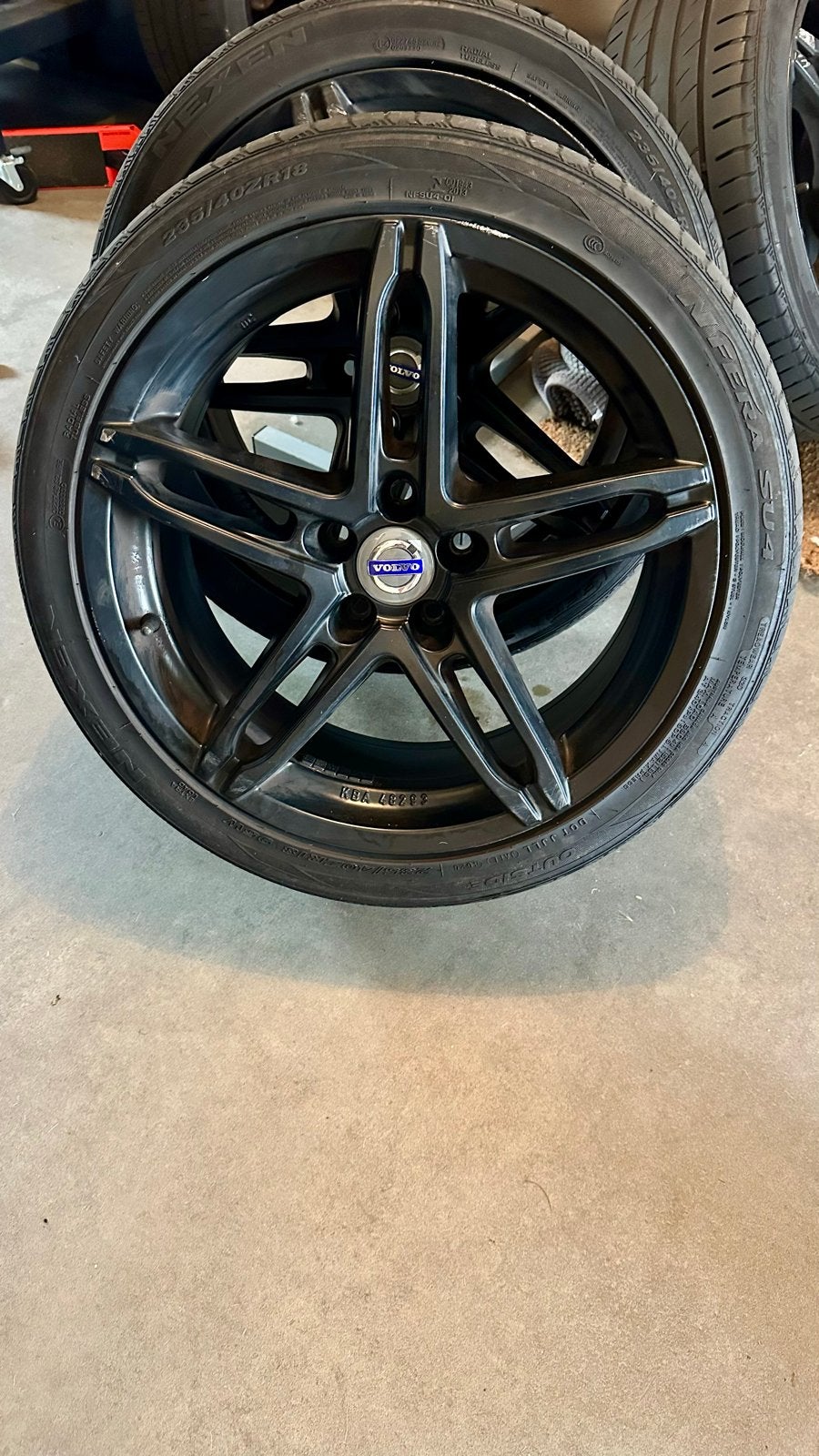 Volvo zwarte 18 inch velgen met zomerbanden - 235/40ZR19, Auto-onderdelen, Banden en Velgen, Ophalen, 18 inch, Gebruikt, Banden en Velgen