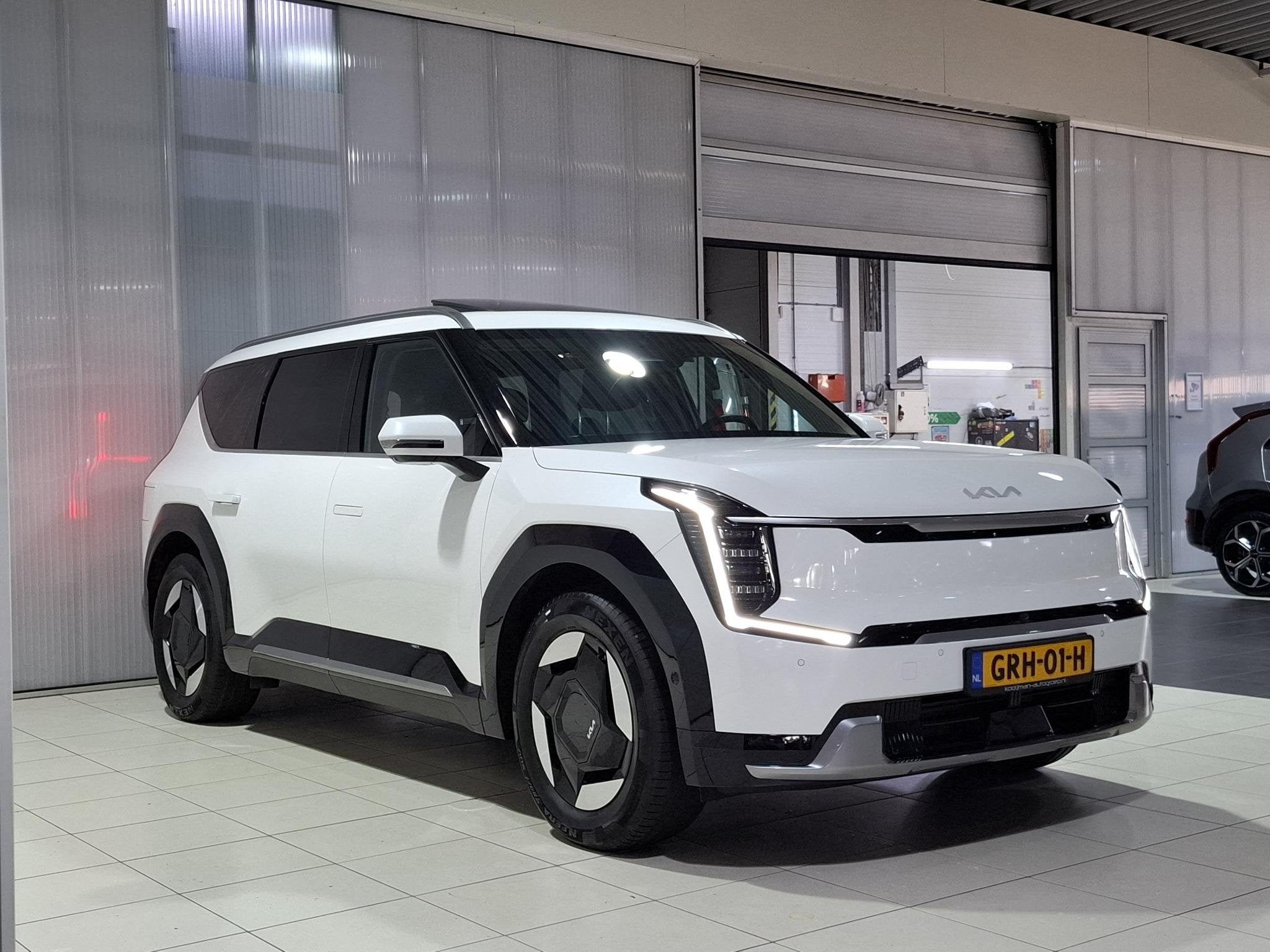 Kia EV9 Plus AWD 99.8 kWh Trekhaak, 2500 kilo trekgewicht, S, Auto's, Automaat, 2525 kg, Wit, Origineel Nederlands