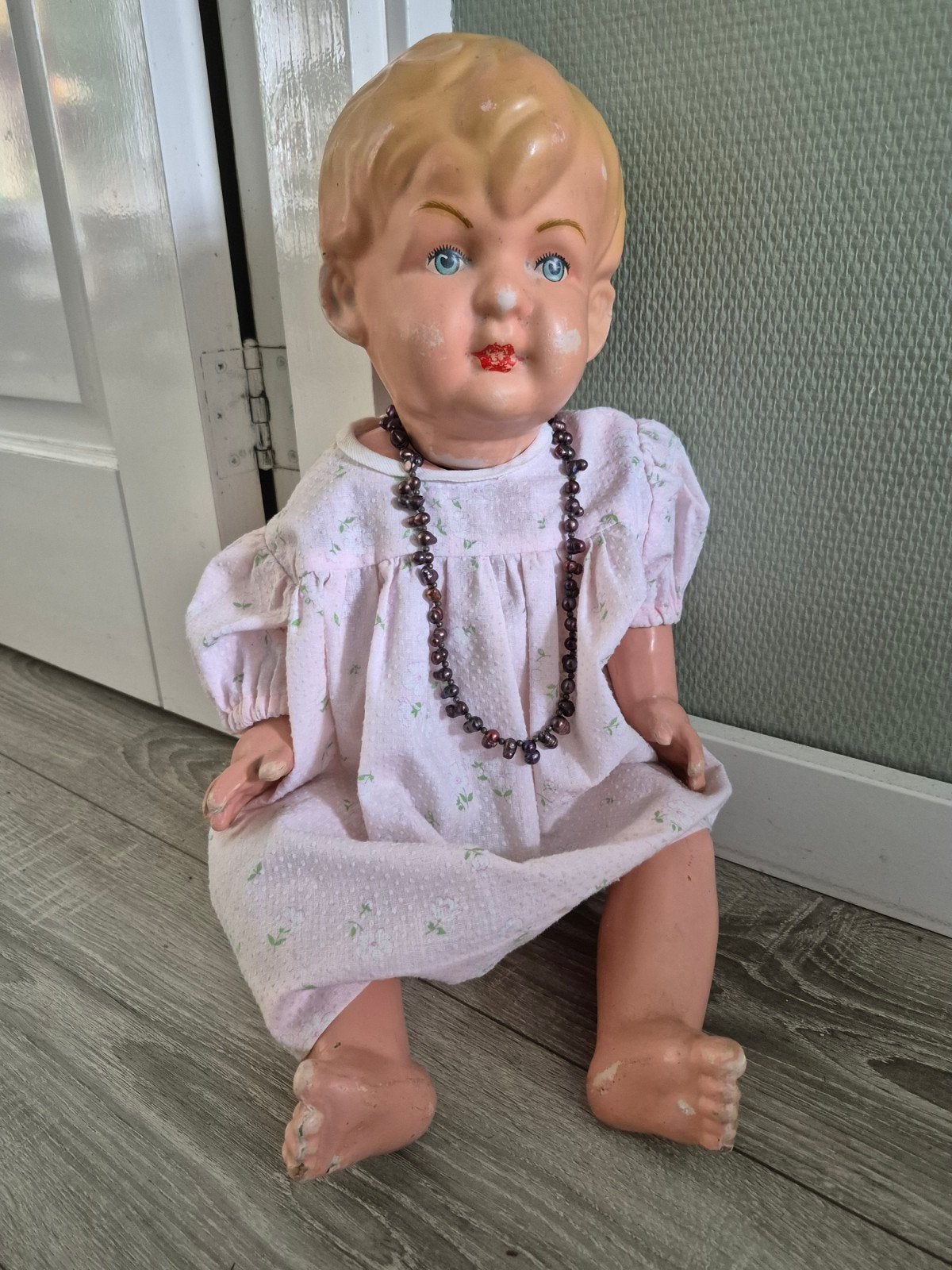 Vintage Babypop met Roze Jurk en Ketting - Gebruikt, Verzamelen, Poppen, Ophalen of Verzenden, Gebruikt, Babypop