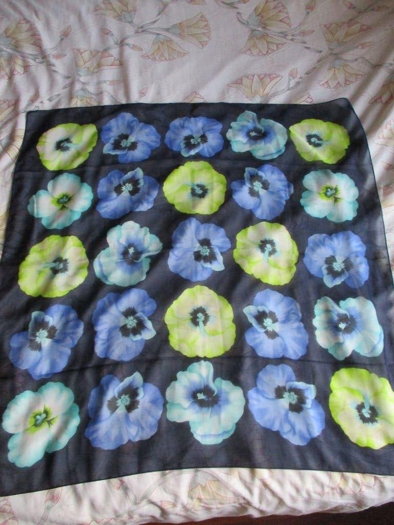 Sjaal(tje), donkerblauw (polyester) met viooltjes, Ophalen, Jago, Maat 46/48 (XL) of groter, Zo goed als nieuw