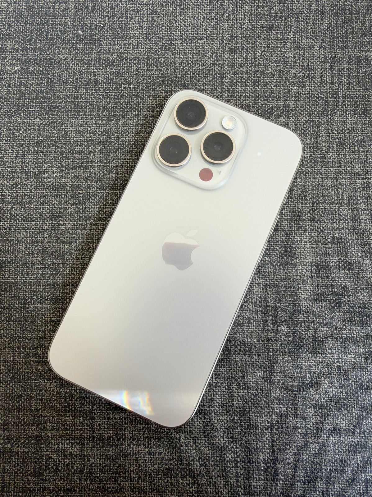 Foto 16 van Apple iPhone 15 Pro 128GB Natural Titanium - Zeer goed