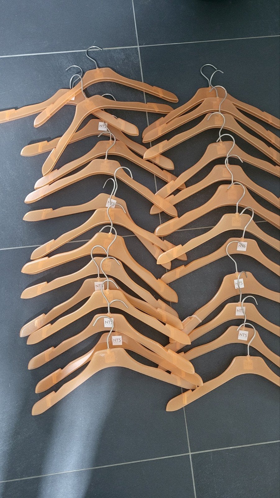 25 brede, stevige oranje kleerhangers, Ophalen of Verzenden, Gebruikt, Kunststof, Volwassenen