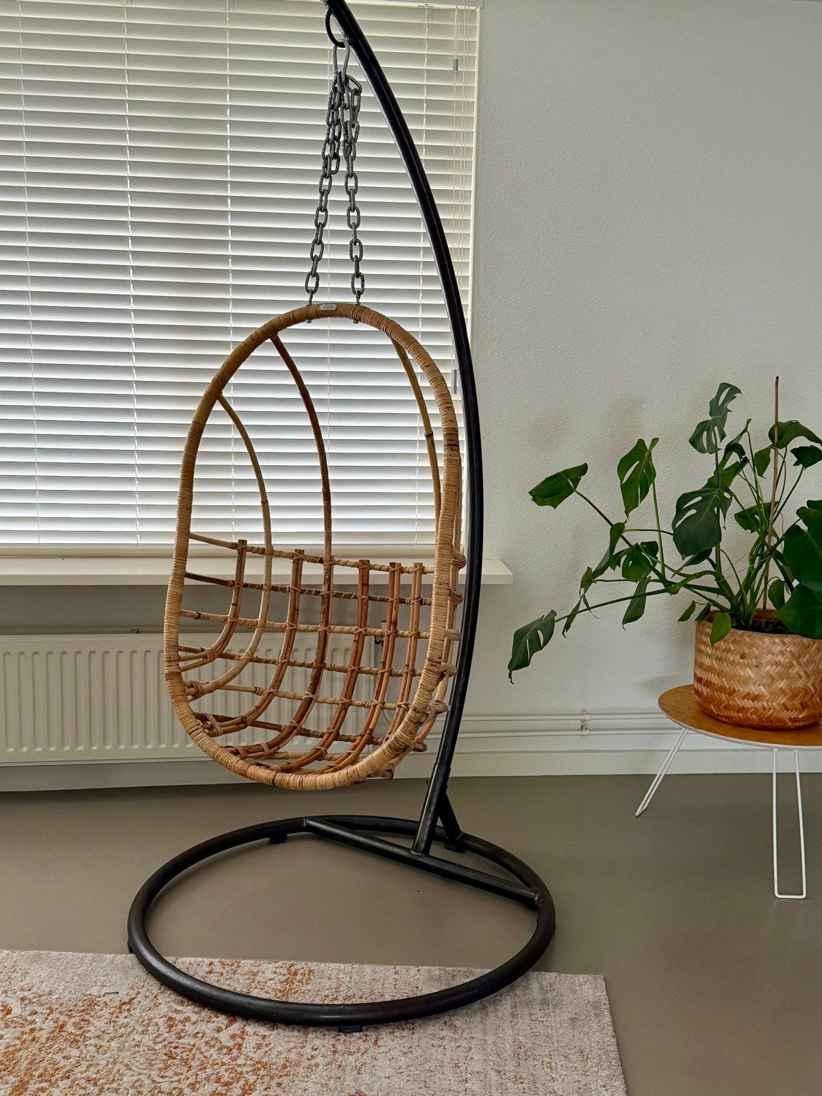 Stijlvolle rotan hangstoel met standaard - Sissy-Boy, Huis en Inrichting, Stoelen, Ophalen, Bruin, Riet of Rotan, Zo goed als nieuw